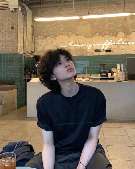 Soft Masc, Male Haircuts Curly, Anime Korea, Masc Women, Short Hair Tomboy, Short Curly Haircuts, Instagram Funny Videos, Boy Photography Poses, Boy Photography