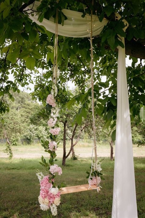 Fun Wedding Decorations, Wedding Swings, Forest Fairy Wedding, Dream Garden Backyards, Front Lawn Landscaping, Deco Champetre, Backyard Reception, Fall Garden Vegetables, Tree Swing