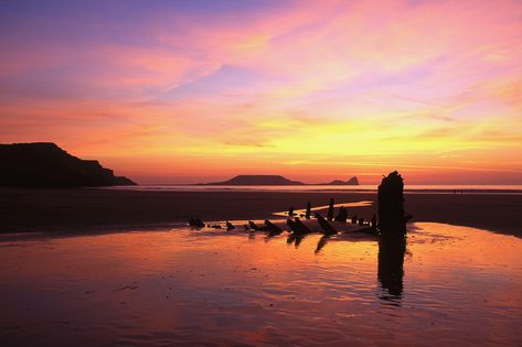 A local's guide to Rhossili Bay on the Gower Peninsula Wales. How to get there, things to do, and useful tips to help you plan the perfect day. Rhossili Bay, Best Beaches In The World, Gower Peninsula, Swansea City, Best Sunset, Beaches In The World, The Perfect Day, Famous Landmarks, Best Beaches