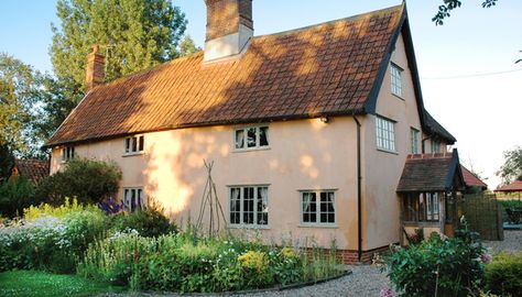 Camomile Cottage / Suffolk / England / Britain / Special Places / Sawdays - Special Places to Stay Timber Frame Farmhouse, British Cottages, Lime Render, Edwardian Homes, Suffolk House, Suffolk Cottage, British Cottage, Country Cottage Interiors, English Houses