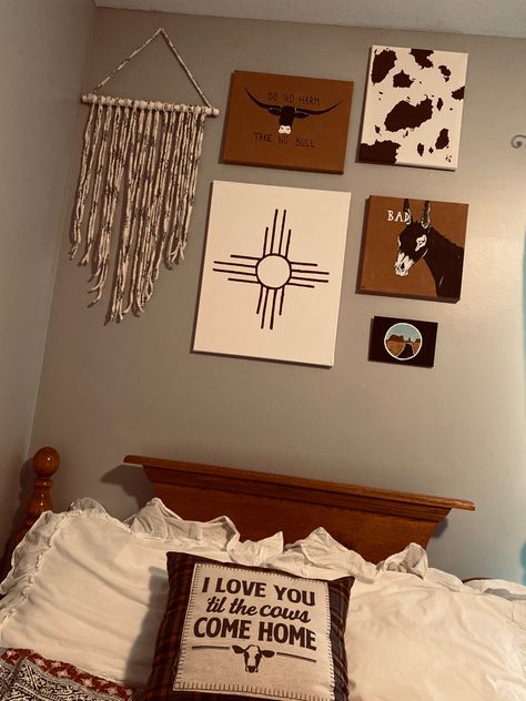 Country Accent Wall Bedroom, Western Wall Art Bedroom, Dorm Room Designs Western, Western Dorm Room Decor, College Western Dorm Room Ideas, Country Wall Decor Bedroom, Western Wall Decor Diy, Western Dorm Ideas, Western Wall Ideas