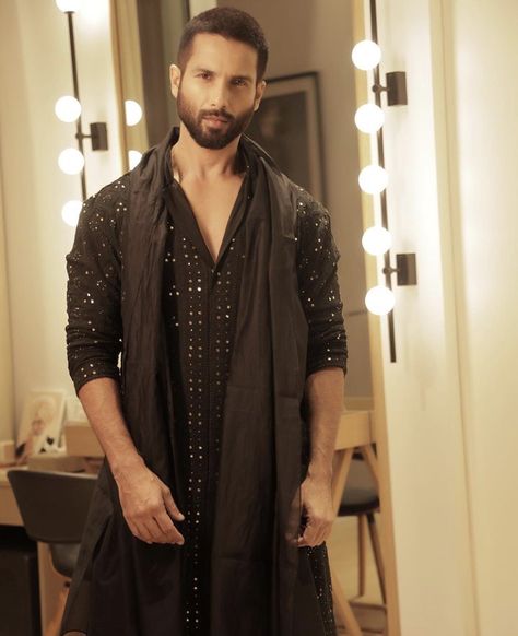 Aesthetic Guy Outfits, Shahid Kapoor, Men Wear, Indian Film, Aesthetic Guys, Indian Outfits, Traditional Outfits, Men's Fashion, Evening Dresses