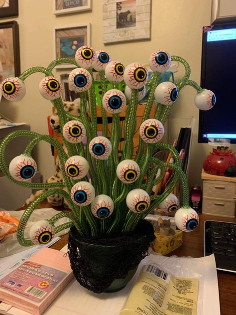 Spider Diy Halloween, Eyeball Plant, Spider Diy, Halloween Plants, Haunted House Ideas, Halloween Props Diy, Halloween Decoration Ideas, Halloween Eyeballs, Halloween Garden