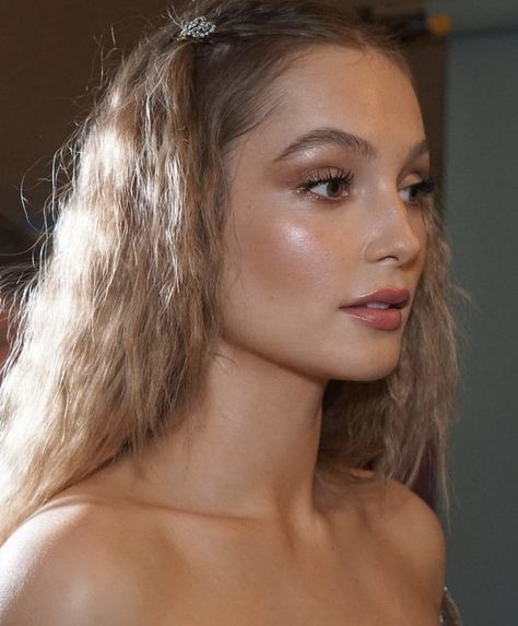 Glowy Makeup Blonde Hair, Wedding Makeup For Green Eyes Brown Hair Pale Skin, Sunkissed Wedding Makeup, Glowy Bronze Makeup, Ingenue Makeup, Lorde Hair, Hannah Dodd, Sunkissed Makeup, Natural Glam