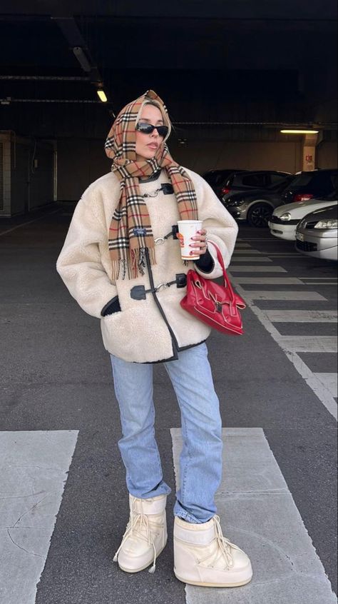 Outfit With Burberry Scarf, How To Style Burberry Scarf, Burberry Boots Outfit, Burberry Scarf Outfit Winter, Black Moon Boots Outfit, Moonboot Outfit, Moon Boots Outfit Winter, Moon Boot Outfit, Moonboots Outfits