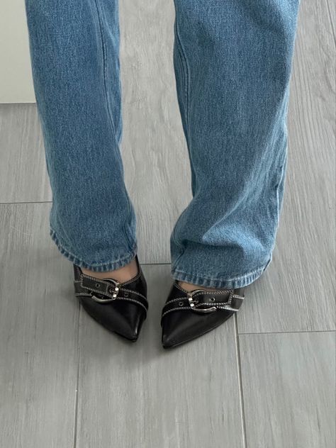 Heels Baggy Jeans, Cute Baggy Jeans, Baggy Jeans Fashion, Pointed Heels Outfit, Sade Aesthetic, Vintage Kitten Heels, Kitten Heels Outfit, Aesthetic Lana Del Rey, Heels Boots Outfit