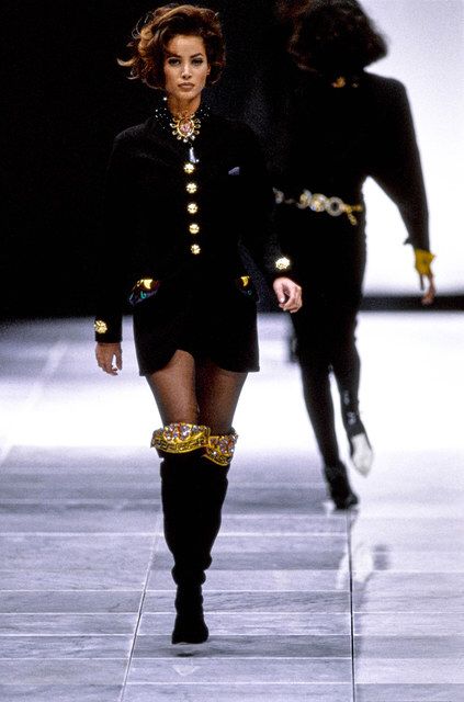 Versace, Look #44 Versace Runway 90s, Versace 90s, Versace Runway, 90s Runway Fashion, Original Supermodels, Versace Fashion, Vintage Versace, 1990s Fashion, Linda Evangelista