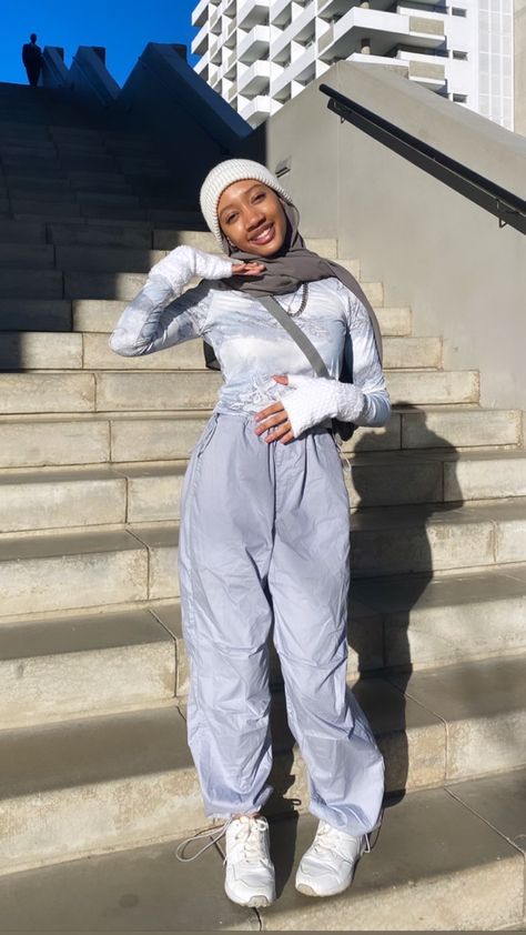 Cargo Parachute Pants Outfit Hijab, White Parachute Pants Outfit Winter, Grey Parachute Pants Outfit Winter, Gray Beanie Outfit, Aesthetic Parachute Pants, Parachute Pants Outfit Winter, Grey Parachute Pants Outfit, Fingerless Gloves Outfit, Hijabi Outfits School