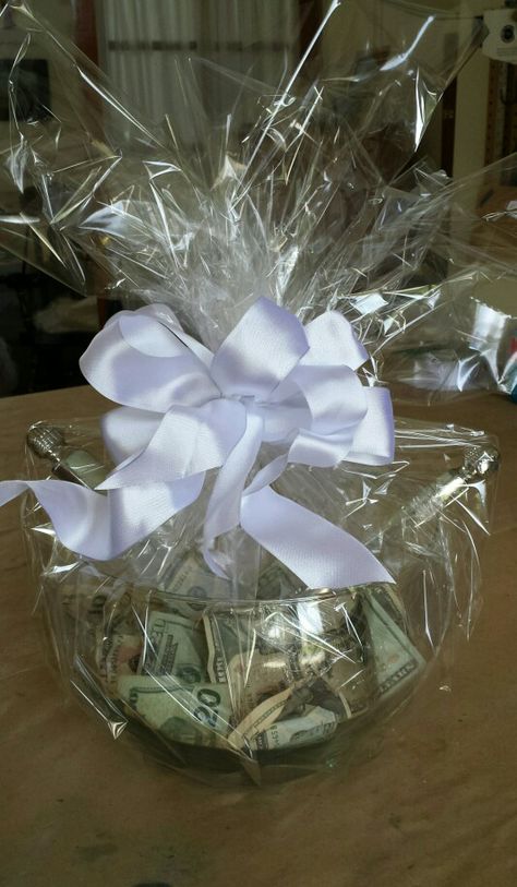 Instead of putting a check in a wedding card and calling it good...Fill a salad bowl full of money, add a nice salad fork and spoon and tie it up with celephane and beautiful bow...adds a little thought to the gift of money. .. Nice Salad, Bridal Shower Gift Ideas, Wedding Gifts For Newlyweds, Wedding Gift Money, Gifts For Bride, Bridal Shower Gifts For Bride, Graduation Money, Shower Gift Ideas, Fund Raiser