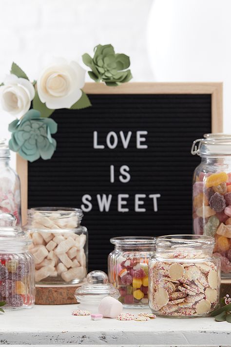 Diy Sweet Table, Wedding Sweet Cart, Sweets Table Wedding, Wedding Candy Table, Sweet Cart, Sweet Table Wedding, Wedding Decor Diy, Buffet Dessert, Sweets Bar