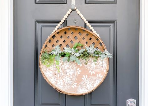 Center shot of finished wreath on front door Diy Summer Wreaths, Trendy Wreaths, Owl Wreaths, Diy Workshop, Diy Trends, Crafts Hacks, Summer Diy, Dollar Store Crafts, Nature Crafts