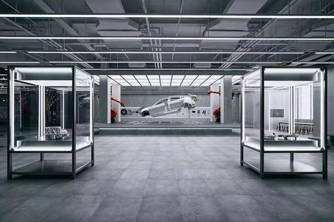 Tesla Shows Off ‘Giga Lab’ Concept Store That Swiftly Builds Cars In 45 Seconds - DesignTAXI.com Tesla Office, Tesla Showroom, Tech Lab, Store Design Boutique, Lab Tech, Experience Center, Solar Electric, Tesla Car, Exhibition Stand Design