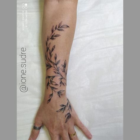 Rose Around Arm Tattoo, Men Flower Tattoo Arm, Tattoo Ideas Forearm Guys, Forearm Floral Wrap Tattoo, Wrapping Forearm Tattoo, Hand Tattoos Nature, Tattoo Designs Men Forearm Half Sleeves, Tulip Sleeve Tattoo, Tattoo Ideas For Growth