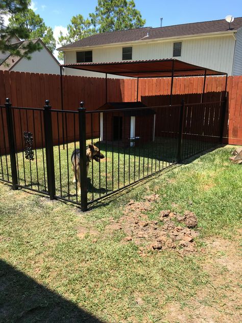 Pet Area Backyard, Backyard Ideas Dog Friendly, Outdoor Puppy Kennel, Small Fenced In Area For Dogs, Large Dog Runs Ideas Backyard, Dog Play Area Outdoor, Outside Dog Setup, Pet Outdoor Area, Dog Enclosures Outdoor