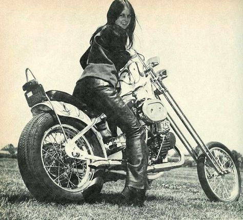 30 Cool Pics Show Badass Biker Chicks Through the Years ~ Vintage Everyday Vintage Pin Ups, Harley Davidson Quotes, Harley Davidson Merchandise, Harley Davidson Knucklehead, Harley Davidson Wallpaper, Harley Davidson Iron 883, Harley Davidson V Rod, Harley Davidson Clothing, Harley Davidson Fatboy