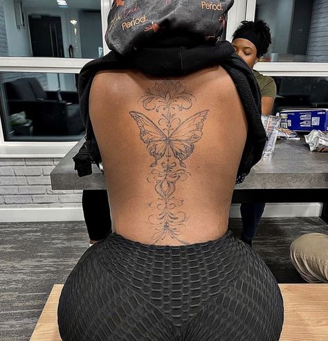 Back Tattoo Dark Skin Women, Baddie Tattoo Ideas Female Back, Dark Feminine Spine Tattoos, Baddie Spine Tats, Jamal Tattoo, Unique Spine Tattoos For Women, Spine Tattoos For Black Women, Unique Spine Tattoos, Women's Back Tattoos