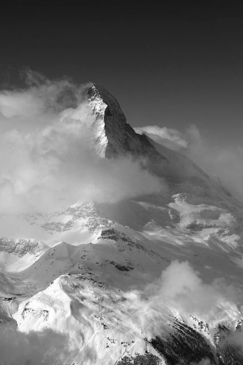 #winter #snow #mountains #aestheticfeed #feedinspo #neutrals #hiver #minimalistvibe #snowymountains #photography #blackandwhite #nature #landscape Swiss Alps Winter, Snow Black And White, Mountain Black And White, Zermatt Ski, Switzerland Winter, Matterhorn Mountain, Paper Photography, Winter Mountains, Mountains Snow