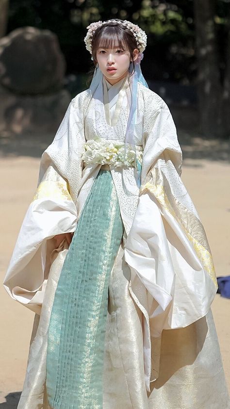 Hanbok Aesthetic, Hanbok Wedding Dress, Hanbok Wedding, Chinese Princess Dress, Japanese Princess, Dynasty Clothing, Hanbok Traditional, Traditional Asian Dress, Arin Oh My Girl