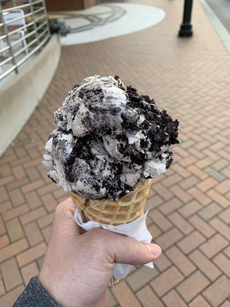 [I ATE] an amazing two scoops of Cookies n Cream Cookies And Cream Milkshake Aesthetic, Cookies N Cream Aesthetic, Cookies And Cream Ice Cream, Cookies N Cream, Food Babe, Food Therapy, Yummy Comfort Food, Sweet Snacks Recipes, Think Food