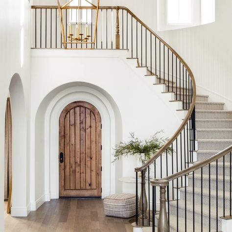 DIXIE LANE Grand Foyer Ideas Entryway, Curved Staircase Foyer, Transitional Staircase, Foyer Ideas Entryway, Luxury Staircase, Interior Staircase, Coastal Interiors Design, Boutique Interior Design, Spanish Style Home