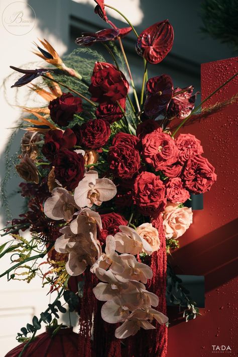 Maroon Decor, Moodboard Wedding, Bloom Box, Maroon Wedding, Flower Installation, English Wedding, Wedding Mood Board, Birthday Decor, Wedding Mood