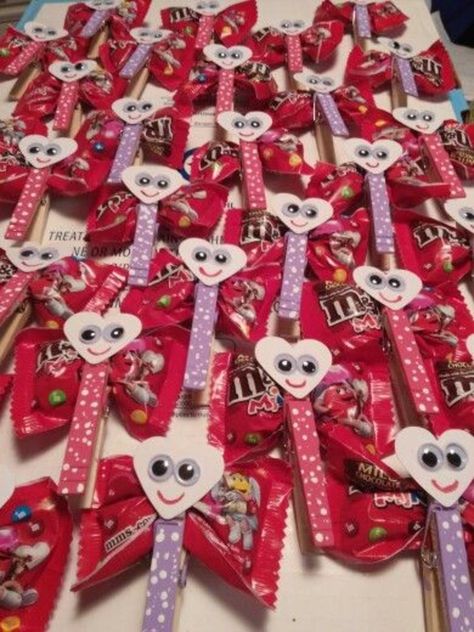 School Valentines Treats, Class Valentines Gifts, Valentines Treats, Kindergarten Valentines, Valentine Party Favors, Easy Valentine Crafts, Valentine Gifts For Kids, Valentine's Day Crafts For Kids, Preschool Valentines