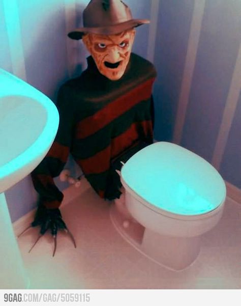 Toilet you visit and still have to change your pants after.--I would do this to my house on Halloween, sorry to visitors!! LOL Halloween Gifs, Toilet Funny, Texts Funny, Halloween Decor Diy, Halloween Bathroom, Hallowen Ideas, Diy Halloween Decor, Humor Hilarious, Adornos Halloween