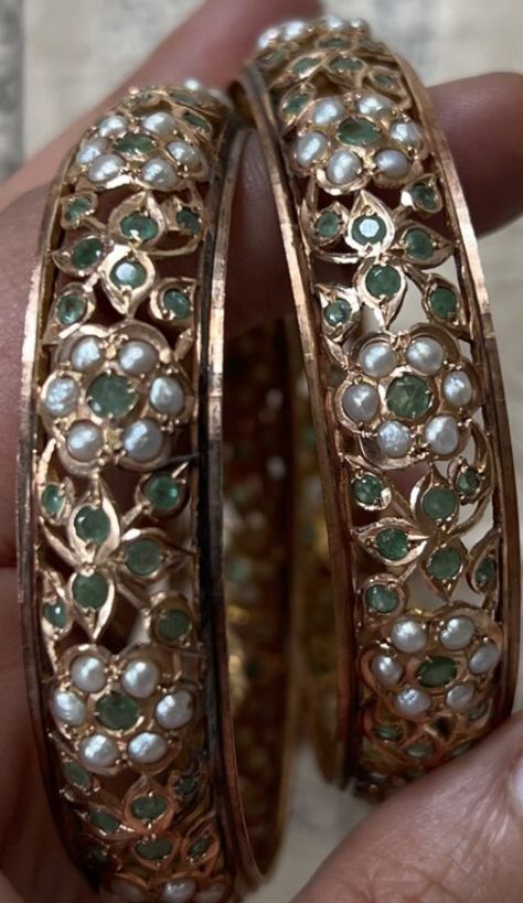 Stone Bangles Gold, Antique Gold Bangles Design, Polki Kada, Pearl Bangles Gold, Kada Bangles, Gold Bangles Indian, Stone Bangles, New Gold Jewellery Designs, Gold Earrings Models