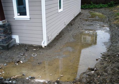 Drainage Side Of House, Flower Bed Drainage Solutions, Drainage Landscaping Ideas, Sump Pump Drainage, Foundation Drainage, Downspout Drainage, Surface Drainage, Landscape Drainage, Backyard Drainage