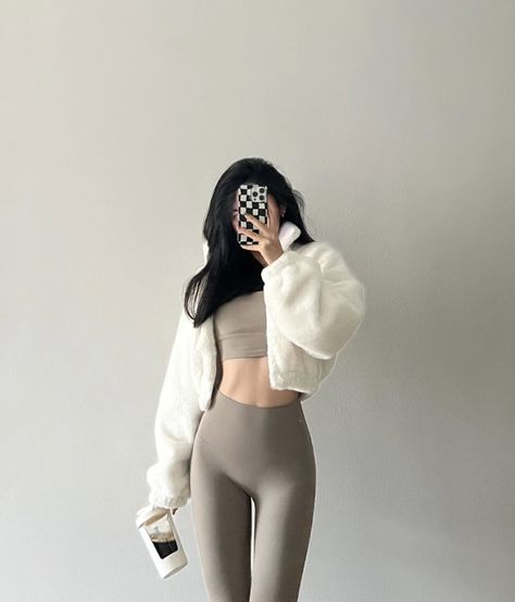 Aesthetic Workout Outfits Korean, Ulzzang Workout Outfit, Korean Pilates Outfit, Workout Aesthetic Korean, Korean Leggings Outfits, Korean Workout Outfit, Yoga Aesthetic Outfit, Korean Gym Outfit, Korean Pilates