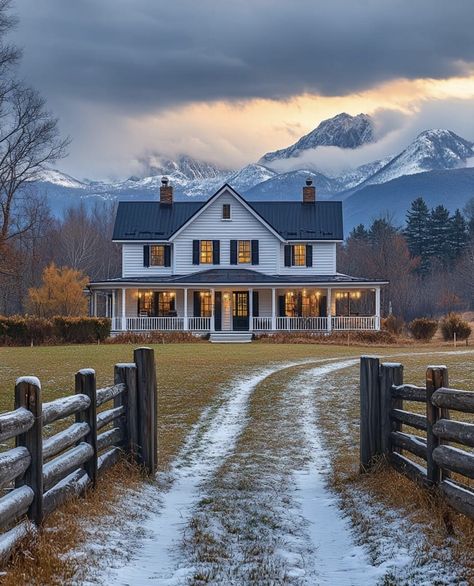 Nice Country Houses, Cute Country House Farmhouse, Simple Home Exterior Design, Farmhouse On Land Country Living, North Carolina Farmhouse, Country Houses Farmhouse, Farmhouse Aesthetic Exterior, Country Side Homes, Canadian Farmhouse