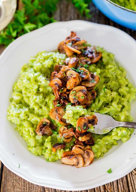 Arugula and Basil Pesto Risotto with Sautéed Mushrooms! Risotto is the epitome of Italian home cooking and comfort food. So good and so simple! Mushrooms Risotto, Pesto Risotto, Basil Risotto, Food Rice, Grain Recipes, Jo Cooks, Risotto Rice, Dinner Entrees, Rice Grain