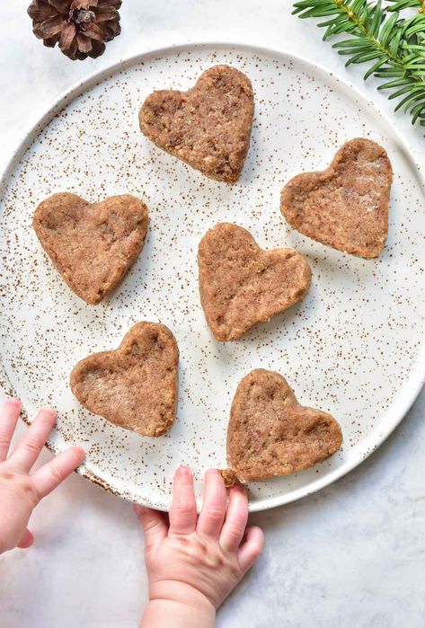 Soft gingerbread cookies for babies (sugar-free and flour-free baby cookies) Cookies For Babies, Puff Pastry Cookies, Toddler Cookies, Healthy Gingerbread Cookies, Easy Homemade Baby Food, Healthy Christmas Cookies, Soft Gingerbread, Soft Gingerbread Cookies, Cake Pops How To Make