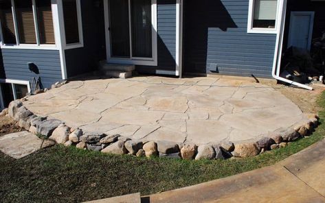 39 Best Flagstone Patio Designs (Pictures) - Designing Idea Backyard Stone, Flagstone Patio Design, Backyard Refresh, Stone Patio Designs, Stone Edge, Patio Edging, Patio Pavers Design, Paver Walkway, Stone Patio