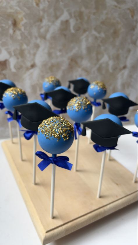 Cake Pops Blue And Gold, Graduation Party Cake Pops, Navy Blue Gold And White Graduation Party, Cake Pop Graduation Ideas, Graduation Party Ideas Aesthetic Blue, Cake Pop Graduation, High School Grad Cake Ideas, Graduation Party Blue And White, Blue Grad Party Ideas