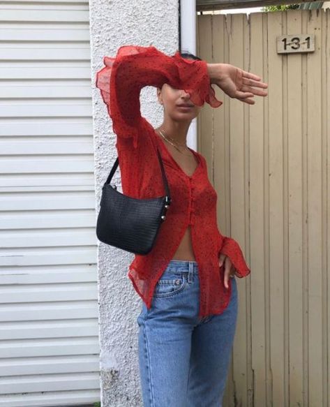 pinterest »»»» mariaherediacolaco ⚡️ Dark Vacation Outfits, Red Accent Outfit, Red Outfit Summer, Thrift Bundle, Trip Clothes, London Fits, French Trip, 2024 Fits, Spring Board