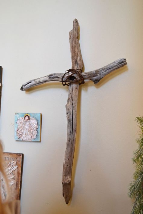 Driftwood Cross Art, Cross Wall Decor Living Rooms, Driftwood Cross Diy, Tree Branch Decor Diy, Driftwood Cross, Wooden Cross Crafts, Barbed Wire Art, Christmas Pillows Diy, Holiday Living Room