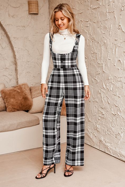 Plaid Overall Jumpsuit Combination Outfit, Cozy Cabin In The Woods, Timeless Outfits, Overall Jumpsuit, Swimwear Beach, Cabin In The Woods, Cozy Cabin, Beach Look, Beach Blanket