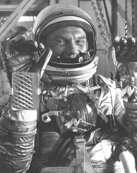 Look Closely at This Picture of John Glenn | Smart News | Smithsonian Man In Space, Project Mercury, Nasa Space Program, Nasa History, John Glenn, National Heroes, Nasa Astronauts, Space Race, Astronauts In Space