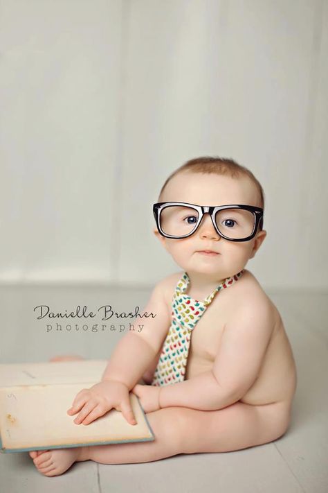 haha, so cute and love the simple styling ... 6 Month Baby Picture Ideas, Baby Boy Newborn Photography, Foto Newborn, Monthly Baby Photos, Baby Photoshoot Boy, Baby Boy Pictures, Baby Boy Photography, Toddler Photography, Baby Poses