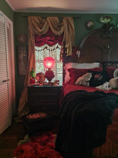 Dark Home Decor, Red Rooms, Bedroom Retreat, Dreamy Room, Apartment Decor Inspiration, Dream Room Inspiration, Room Makeover Inspiration, Bohemian Rhapsody, Apartment Room