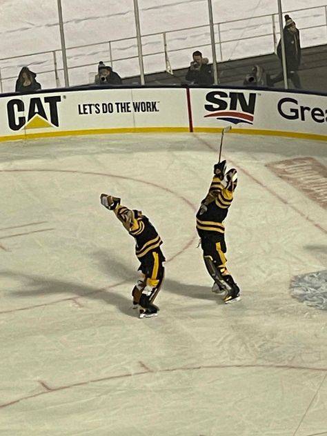 Fenway Hug The post Fenway Hug appeared first on Raw Chili. Boston Bruins Goalies, Hockey Tattoo, Hockey Wife, Hockey Goals, Lightning Hockey, Nhl Wallpaper, Hockey Pictures, Boston Bruins Hockey, Nhl Boston Bruins