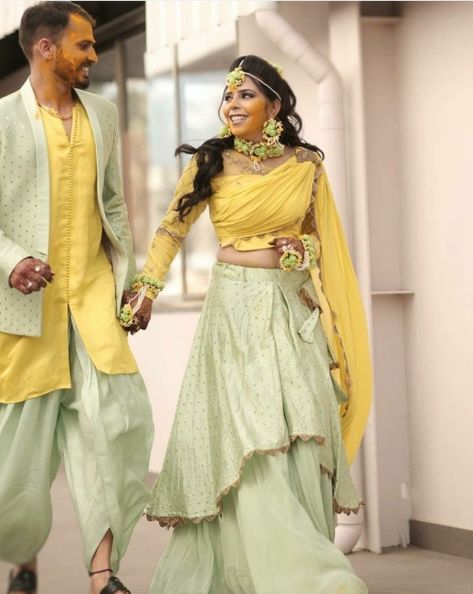 Matching Couple Outfits For Haldi, Family Haldi Outfits, Haldi Outfit Ideas For Bride And Groom, Bride Haldi Outfit Ideas, Pithi Outfit Brides, Pithi Outfit, Couple Dressing, Haldi Outfit For Bride, Wedding Matching Outfits