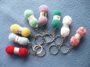 Cute little skein keychains! Pattern is in French, but easy to decipher. #ornament #Xmas Crocheted Key Rings Free Pattern, Chirstmas Decor, Confection Au Crochet, Crochet Keychain Pattern, Pola Amigurumi, Crochet Wedding, Crochet Simple, Keychain Design, Crochet Heart