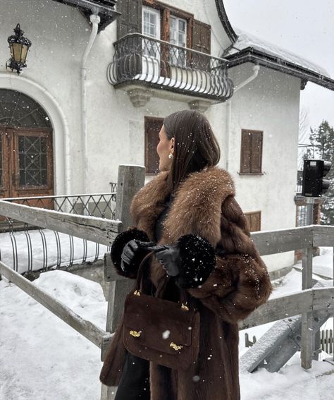 Mode Au Ski, Brown Fur Coat, Fur Coat Outfit, Emma Rose, Winter Inspo, Snow Outfit, Looks Street Style, Winter Girls, Cold Weather Outfits