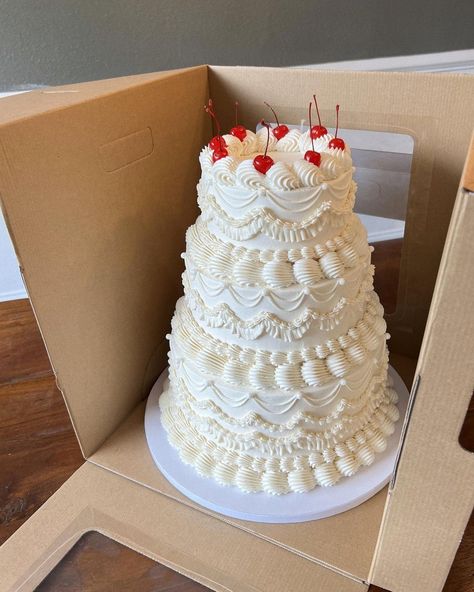 Vintage Wedding Cake With Cherries, Vintage Piped Wedding Cake, 60s Wedding Cake, Vintage White Wedding Cake, Wedding Cake Retro, Lambeth Cake Wedding, Wedding Cake With Cherries, Vintage Inspired Wedding Cake, White Vintage Wedding Cake