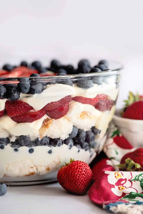 Patriotic Punch Bowl Cake Berry Angel Food Cake, Punch Bowl Cake Recipe, Berry Tiramisu, Easy Trifle, Punch Bowl Cake, Trifle Cake, No Bake Cheesecake Filling, Strawberry Tiramisu, Cheesecake Trifle