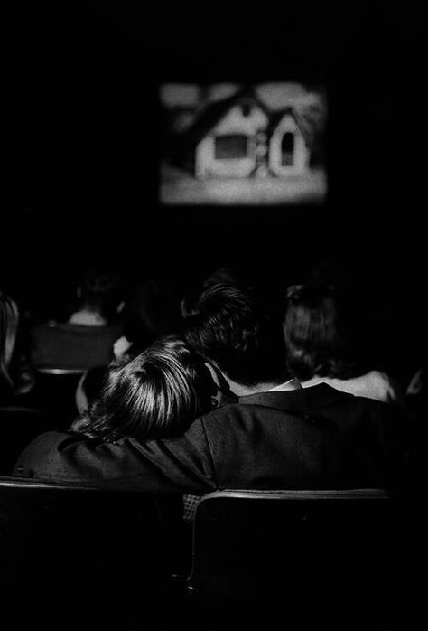 20 Best Romantic And Quirky Date Ideas | WeddingBazaar Couples Cinema, Nina Leen, Cinema Date, Romantic Questions, Vintage Couples, Old Love, Photo Couple, Dark Photography, Couple Aesthetic