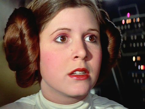 Princess Leia's hair in A New Hope. Leia Makeup, Princess Leia Belt, Princess Leia Party, Grumpy Cat Disney, Princess Leia Quotes, Princess Leia Costume Diy, Princess Leia Tattoo, Star Wars Family Costumes, Princess Leia Art