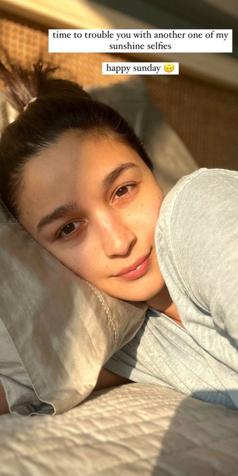 Vintage Bollywood Aesthetic, Rachel Green Outfits, Female Clothes Outfits, Alia Bhatt Photoshoot, Celebrity Casual Outfits, Indian Star, Actress Without Makeup, Mood Instagram, December 2022